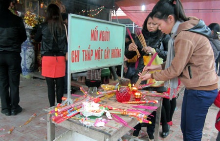 Biển chỉ dẫn thắp hương bị phớt lờ.