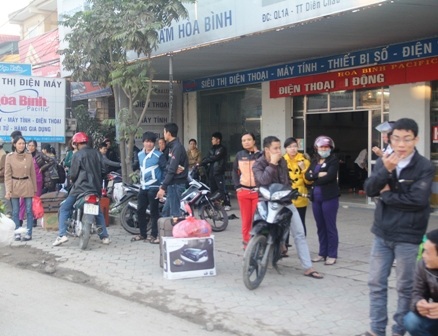 “Vật vã” đón xe sau Tết - 5 Nhiều xe đã đầy người, không còn chỗ ngồi nên chỉ lướt qua khiến nhiều người chờ nóng ruột.