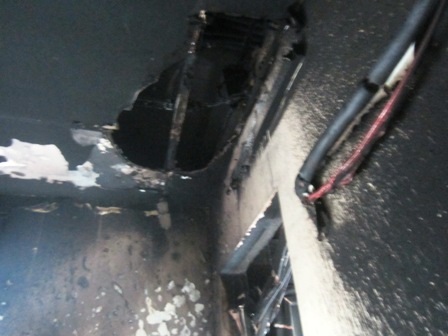 Cháy nhà mùng 5 tết, khu chung cư náo loạn - 3 Ổ điện và đường dây điện của nhà bị lửa cháy đen, queo lại.