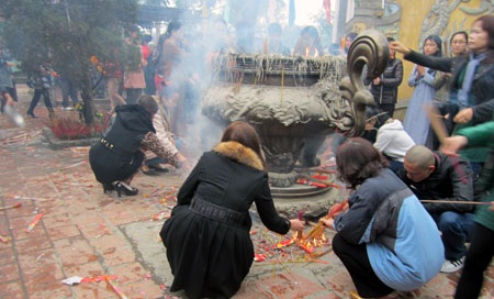 Ngổn ngang thắp hương ở chùa ngày đầu năm - 2 Có chỗ đốt nhưng vẫn không dùng.