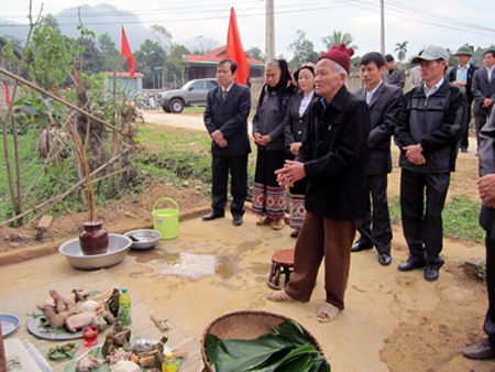 Thầy mo làm lễ cúng trước khi xuống đồng.