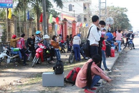 “Vật vã” đón xe sau Tết - 6 Đứng đợi giữa trưa nắng nóng vẫn không bắt được xe...