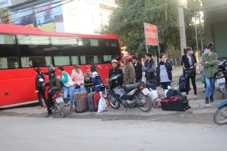 “Vật vã” đón xe sau Tết - 1 Dòng người tấp nập đổ ra đường để đón xe.