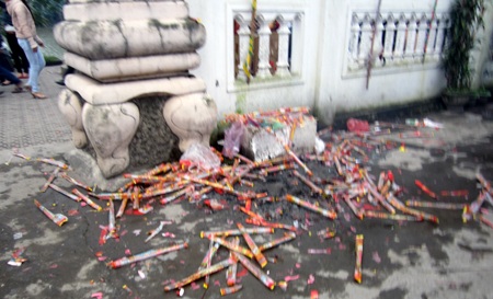 Sân đền biến thành bãi rác bởi sự thiếu ý thức của con người.