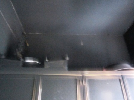 Cháy nhà mùng 5 tết, khu chung cư náo loạn - 2 Khu bếp rộng chừng 8m2 bị lửa thiêu cháy đen.