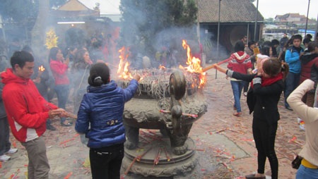 Người ta quên rằng những nén hương này là công cụ thông quan giữa con người với thần linh.