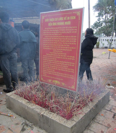 Ngổn ngang thắp hương ở chùa ngày đầu năm - 6 Hương được thắp ngay dưới biển dẫn tích.