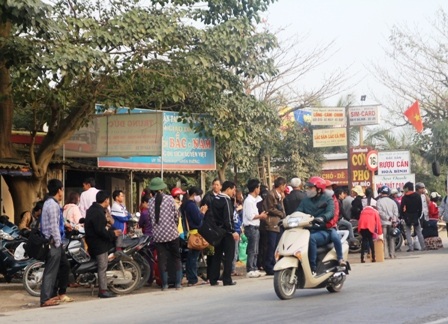 “Vật vã” đón xe sau Tết - 3 Năm nay được nghỉ tết 9 ngày nên nhiều người đã hồi hương về quê ăn tết...