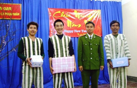  Tặng quà Tết cho phạm nhân.
