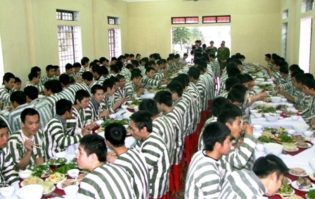 Phạm nhân ăn bữa cơm đầm ấm đón Tết cổ truyền trong trại giam.