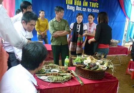 Thịt gà, hò mọc, pa pính... trong cuộc thi văn hóa ẩm thực ở lễ hội Hang Bua.