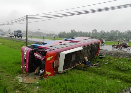Toàn bộ chiếc xe nằm gọn dưới ruộng lúa và bị hư hỏng nặng.