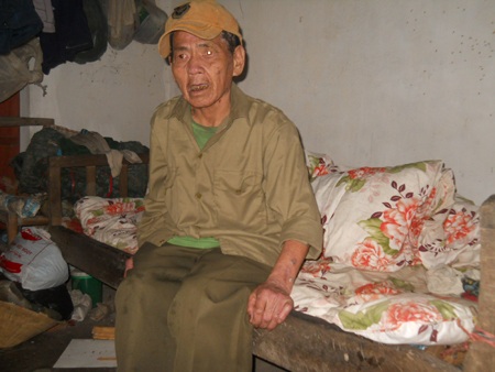 Cụ Kiện mù mắt từ thuở ấy thơ. Chính vì vậy, cụ sống trong tối tăm của cuộc đời.