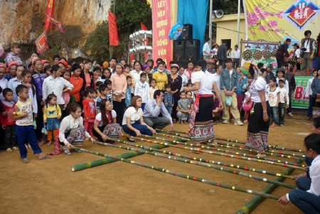 Những thiếu nữ Thái mặc váy thổ cẩm nhảy sạp luôn không thể thiếu tại lễ hội.