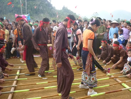 Những thiếu nữ Thái mặc váy thổ cẩm nhảy sạp luôn không thể thiếu tại lễ hội.