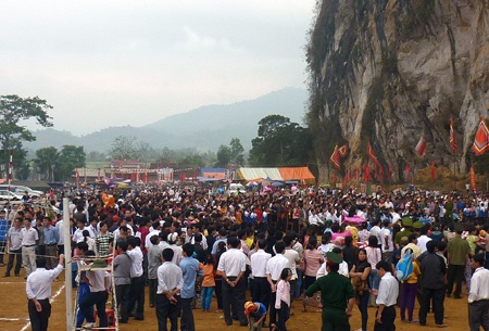 Hàng ngàn ngươi chen chân tại lễ hội Hang Bua.