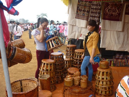 Những sản vật do bàn tay con người ở vùng đất Thẳm Bua này tạo nên mang ra lễ hội.