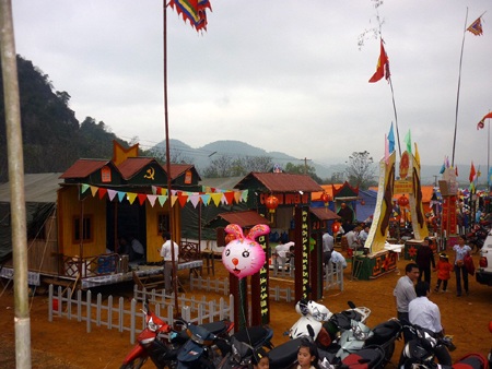 Lễ hội Hang Bua đặc sắc với những hội trại dự thi của các xã trên địa bàn.