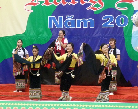 Sau phần lễ là phần khai hội với nhiều trò chơi, tiết mục đặc sắc...