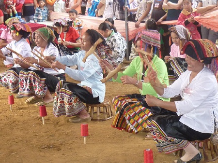 Du khách phải quay cuồng trong vòng quay điêu luyện ở phần thi kéo sợi.