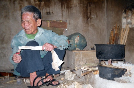Cụ Kiện mù mắt nhưng vẫn phải tự nhen lửa nấu ăn...