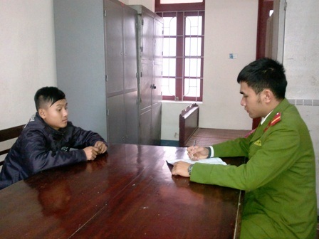 Trộm bất thành, "sát thủ" 15 tuổi chém chủ nhà nguy kịch - 2 Đối tượng Phạm Hồng Sơn tại cơ quan điều tra.