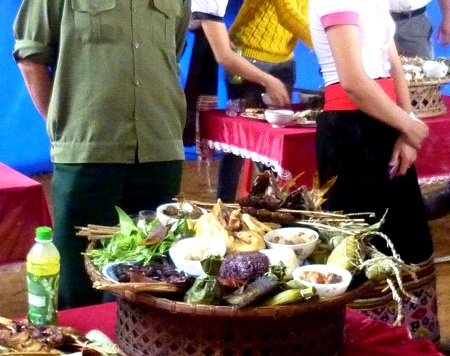Thịt gà, hò mọc, pa pính... trong cuộc thi văn hóa ẩm thực ở lễ hội Hang Bua.