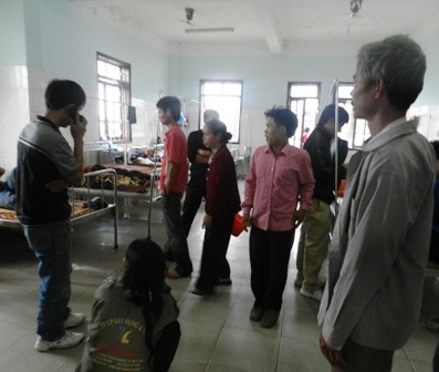 Vụ lật xe đã khiến 12 hành khách phải nhập viện trong tình trạng đa chấn thương.