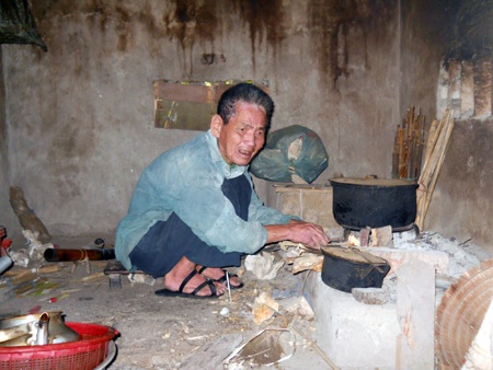 Cụ Kiện mù mắt nhưng vẫn phải tự nhen lửa nấu ăn...