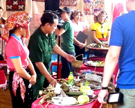 Thịt gà, hò mọc, pa pính... trong cuộc thi văn hóa ẩm thực ở lễ hội Hang Bua.