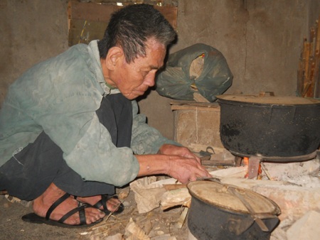 Cụ Kiện mù mắt nhưng vẫn phải tự nhen lửa nấu ăn...