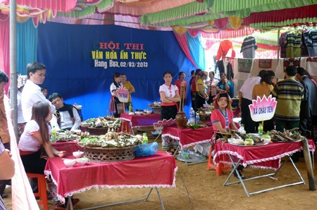 Thịt gà, hò mọc, pa pính... trong cuộc thi văn hóa ẩm thực ở lễ hội Hang Bua.