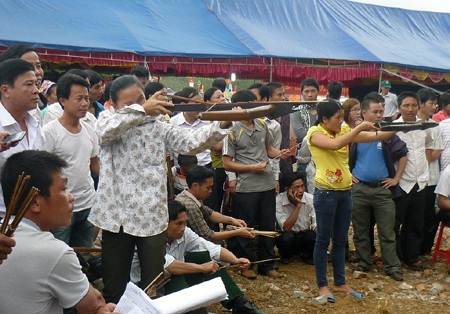 Và phần thi quan trọng không thể thiếu là bắn nỏ.