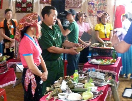 Thịt gà, hò mọc, pa pính... trong cuộc thi văn hóa ẩm thực ở lễ hội Hang Bua.