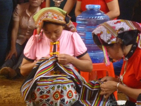 Những bàn tay thêu váy điêu luyện.