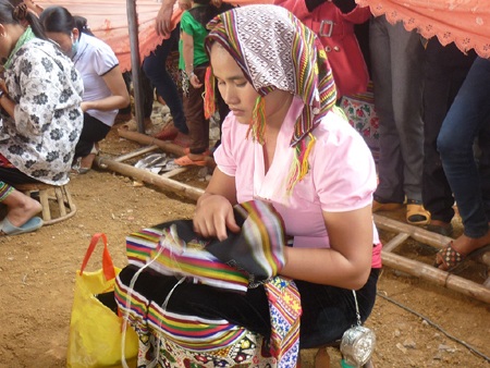 Những bàn tay thêu váy điêu luyện.