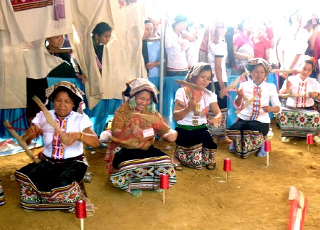 Du khách phải quay cuồng trong vòng quay điêu luyện ở phần thi kéo sợi.