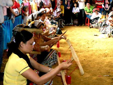 Du khách phải quay cuồng trong vòng quay điêu luyện ở phần thi kéo sợi.