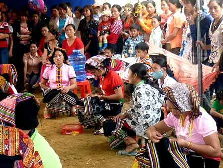 Những bàn tay thêu váy điêu luyện.