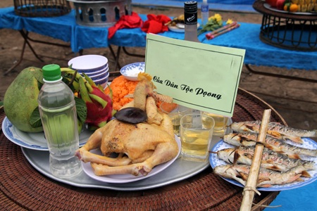 Ẩm thực của người Tày Poọng trong lễ hội Đền Vạn - Cửa Rào.