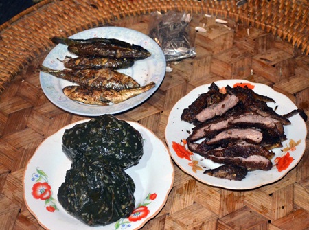 Món ăn cúng lễ của người Khơ Mú.