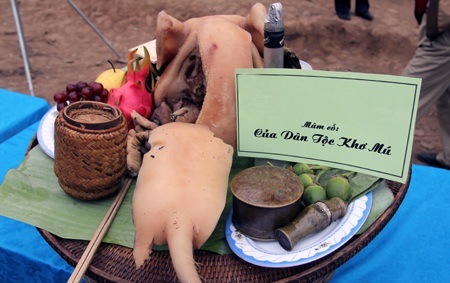 Món ăn cúng lễ của người Khơ Mú.