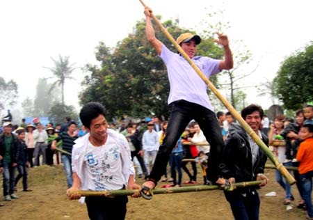 Duyên giáng các thôn nữ trong trang phục áo tứ thân trong lễ hội đi mời trầu.