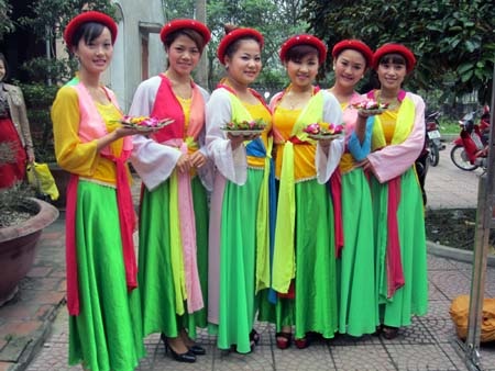 Duyên giáng các thôn nữ trong trang phục áo tứ thân trong lễ hội đi mời trầu.