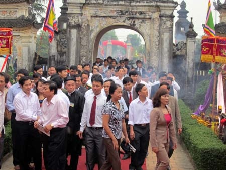 Du khách về với lễ hội đền Nguyễn Xí năm 2013 rất đông.