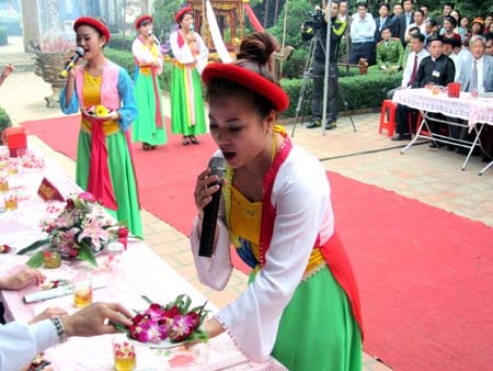 Duyên giáng các thôn nữ trong trang phục áo tứ thân trong lễ hội đi mời trầu.