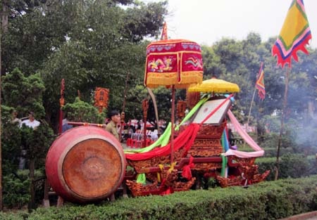 Kiệu, trống lễ rước thần.