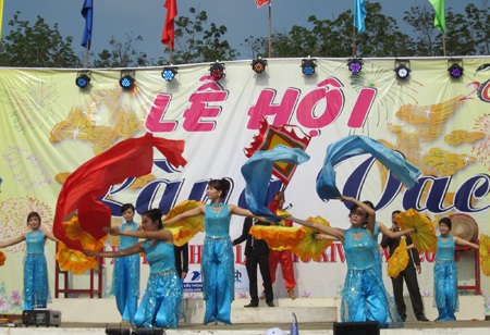 Những tiết mục văn nghệ chào mừng lễ hội.