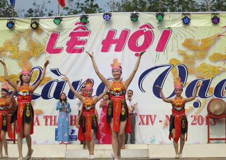 Những tiết mục văn nghệ chào mừng lễ hội.