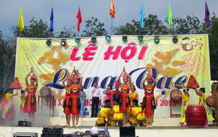 Những tiết mục văn nghệ chào mừng lễ hội.